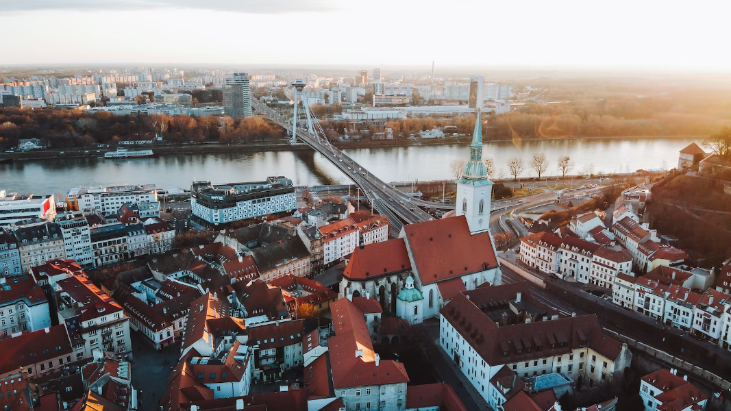 Jednoizbák v centre mesta alebo krásny vidiecky domček - je rozdiel v cene už iba mýtus?