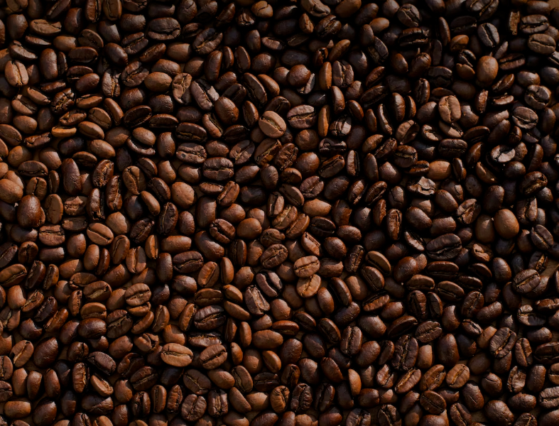 Plnoautomatické kávovary vám pripravia kávu behom minúty, je však dobré ju piť ráno nalačno?